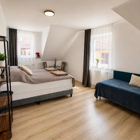 Am Kirchplatz Klimatisierte Dachgeschosswohnung Apartmán *